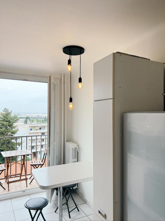 Appartement Spacieux Avec Balcon Saint-Fons Buitenkant foto